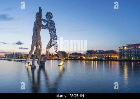 L'homme molécule, Sculpture , Coucher de Soleil, nuages, Spree, Berlin , Allemagne Banque D'Images