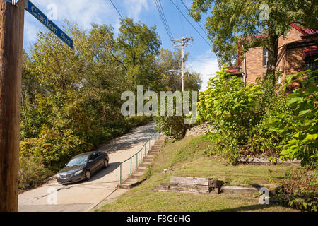 Avenue Canton vu du fond avec une voiture roulant en bas de la colline dans le quartier Beechview de Pittsburgh, Pennsylvanie. Banque D'Images