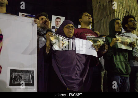 Le Caire, Égypte. 09Th Dec, 2015. Les journalistes et militants de porter des pancartes et crier des slogans comme ils se rassembler devant le syndicat de la presse au Caire, exigeant la libération de journalistes emprisonnés/El-Geziry Crédit : Fayed Pacific Press/Alamy Live News Banque D'Images