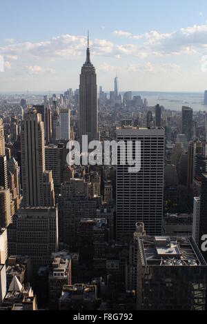 Vue sur la ville de New York vers l'empire state building et one world trade center Banque D'Images