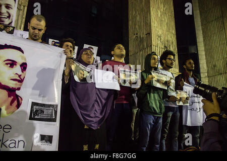 Le Caire, Égypte. 09Th Dec, 2015. Les journalistes et militants de porter des pancartes et crier des slogans comme ils se rassembler devant le syndicat de la presse au Caire, exigeant la libération de journalistes emprisonnés/El-Geziry Crédit : Fayed Pacific Press/Alamy Live News Banque D'Images