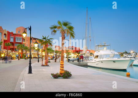 Egypte - Hurghada, port de plaisance, promenade de nuit Banque D'Images