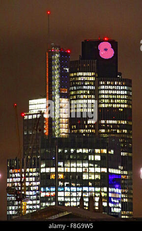 Un coquelicot s'affiche en haut de la tour du souvenir dimanche 42 Comprend : Atmosphère Où : London, Royaume-Uni Quand : 08 Nov 2015 Banque D'Images