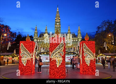 Le marché de Noël en face de l'hôtel de ville (Rathaus) de Vienne, Autriche. Banque D'Images