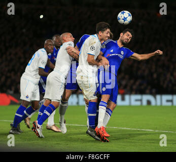 Stamford Bridge, Londres, Royaume-Uni. 09Th Dec, 2015. La Ligue des Champions. Chelsea et le FC Porto. Chelsea's Diego Costa cherche à gagner l'en-tête sous pression. Credit : Action Plus Sport/Alamy Live News Banque D'Images