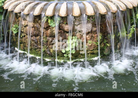 Fontaine d'eau semi-circulaire à Arundel Castle UK Banque D'Images