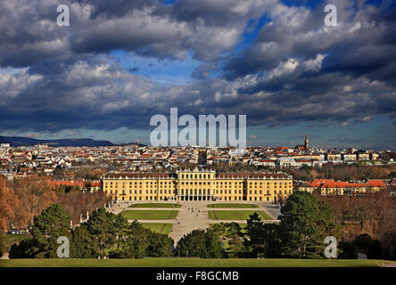 Vue sur le château de Schönbrunn, le palais d'été des Habsbourg et de la ville de Vienne à partir de la chapelle du château. Banque D'Images