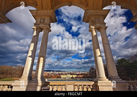 Vue sur le château de Schönbrunn, le palais d'été des Habsbourg et de la ville de Vienne à partir de la chapelle du château. Banque D'Images