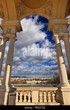 Vue sur le château de Schönbrunn, le palais d'été des Habsbourg et de la ville de Vienne à partir de la chapelle du château. Banque D'Images