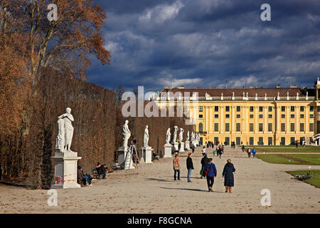 Vue des jardins du palais de Schönbrunn, le palais d'été des Habsbourg de Vienne, Autriche. Banque D'Images