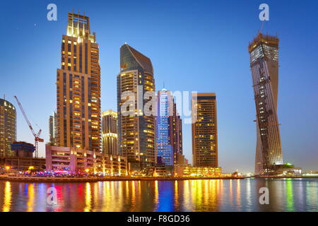 La Marina de Dubaï soir skyline - Emirats Arabes Unis Banque D'Images