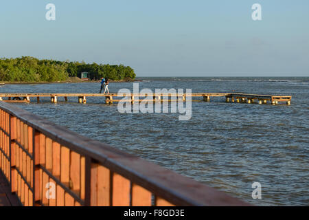 Couple en train de marcher le long de la jetée. Juana Diaz, Puerto Rico. L'île des Caraïbes. USA territoire. Banque D'Images