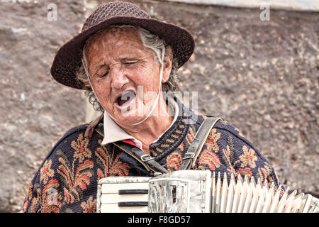 Femme jouant de l'accordéon dans le centre historique, Quito, Équateur Banque D'Images