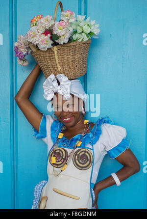 Black woman balancing panier sur sa tête Banque D'Images