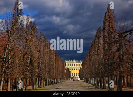 Vue des jardins du palais de Schönbrunn, le palais d'été des Habsbourg de Vienne, Autriche. Banque D'Images