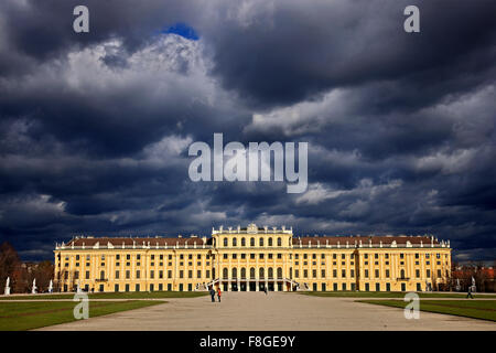 Vue des jardins du palais de Schönbrunn, le palais d'été des Habsbourg de Vienne, Autriche. Banque D'Images