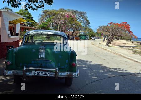 Quartier La Boca avec la rue vintage voiture garée au snack-bar sur la côte près de la province de Sancti Spiritus Cuba Banque D'Images