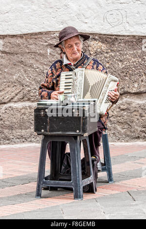 Femme jouant de l'accordéon dans le centre historique, Quito, Équateur Banque D'Images