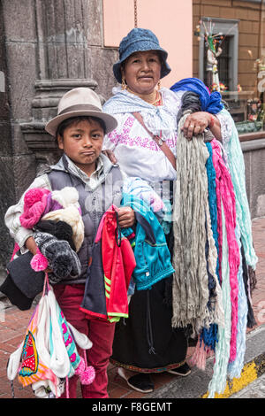 Femme vendant des foulards faits à la main et de l'artisanat sur une rue à Quito, Équateur. Banque D'Images