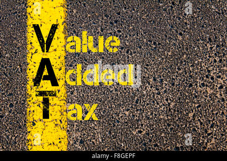 Notion de droit de l'entreprise de comptabilité de la taxe sur la valeur ajoutée TVA Acronyme écrit plus de signalisation de la ligne de peinture jaune. Banque D'Images