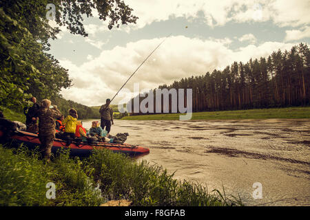 Les gens en barque sur une rivière Banque D'Images