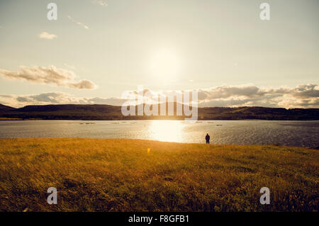 Caucasian man standing at Lake Banque D'Images