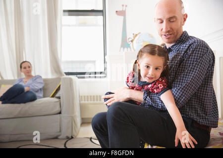 Père et fille sitting on bed Banque D'Images