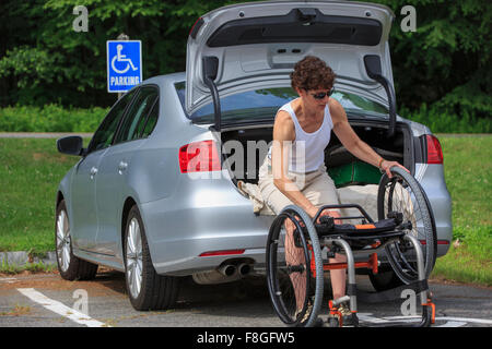 Portrait femme paraplégique en fauteuil roulant de déchargement d'un véhicule Banque D'Images