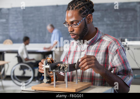 Student performing experiment in science classroom Banque D'Images