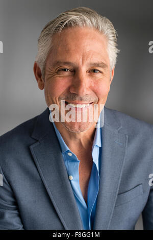Caucasian businessman smiling Banque D'Images