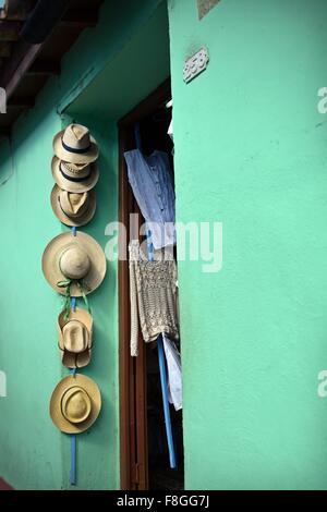 Magasin de souvenirs avec des chapeaux de paille et des vêtements faits à la main à vendre dans la province de Sancti Spiritus Cuba Trinidad Banque D'Images