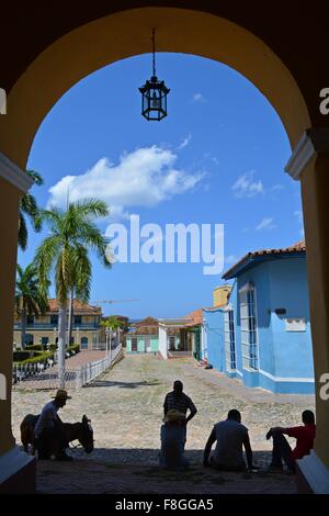 Les hommes à cheval s'assit à l'ombre de la Plaza Mayor, dans la ville historique de la province de Sancti Spiritus Cuba Trinidad Banque D'Images