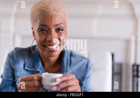 African American Woman drinking coffee Banque D'Images