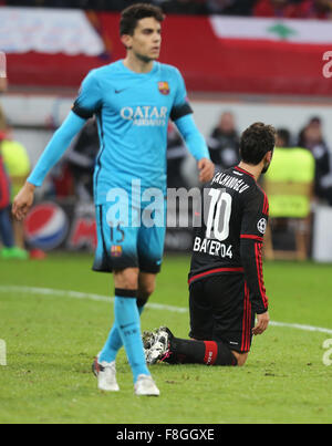 Leverkusen, Allemagne, le 9 mai 2015. Ligue des Champions, Bayer 04 Leverkusen vs FC Barcelone : Hakan Calhanoglu (Leverkusen) genoux près de Marc Bartra Aregall (Barcelone). Credit : Juergen Schwarz/Alamy Live News Banque D'Images