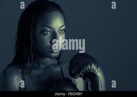 African American Woman wearing boxing gloves Banque D'Images