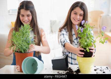 Portrait des soeurs jumelles planter des fleurs Banque D'Images