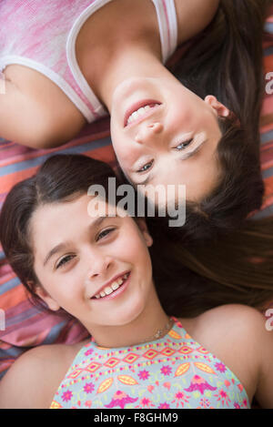 Caucasian twin sisters smiling Banque D'Images