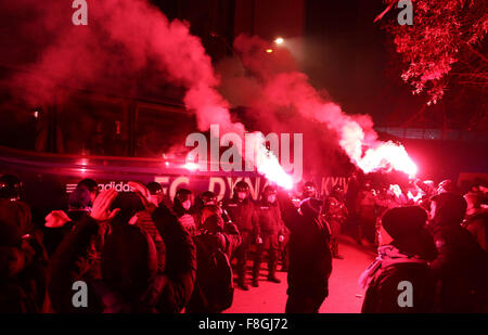 Kiev, Ukraine. 9 Décembre, 2015. FC Dynamo Kyiv ultras soutenir leur équipe sur la route à la CSN Olimpiyskyi stadium avant Ligue des Champions match contre Maccabi Tel-Aviv Crédit : Oleksandr Prykhodko/Alamy Live News Banque D'Images