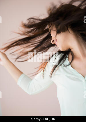 Chinese woman tossing ses cheveux Banque D'Images