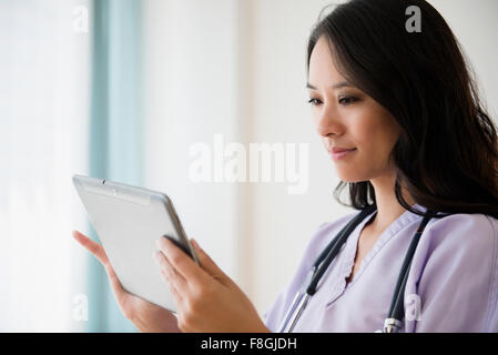 Infirmière chinois using digital tablet Banque D'Images