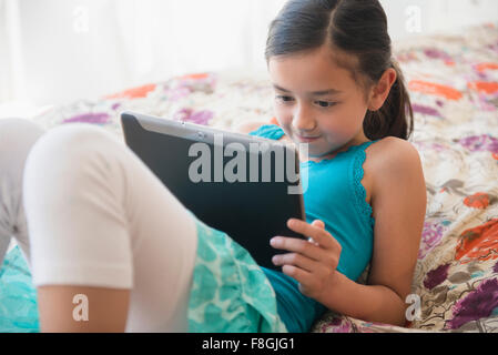 Girl using digital tablet Banque D'Images