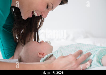 Mère jouant avec sa petite fille Banque D'Images