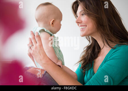 Mother holding baby daughter Banque D'Images