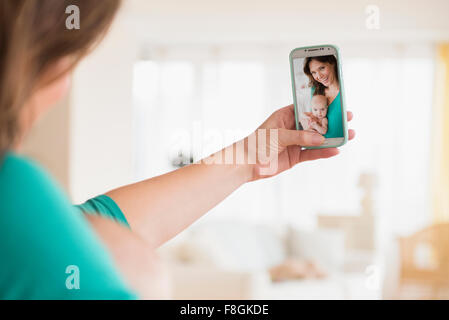 Mère de prendre avec bébé fille selfies Banque D'Images