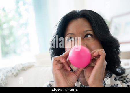 Femme noir ballon gonflage Banque D'Images