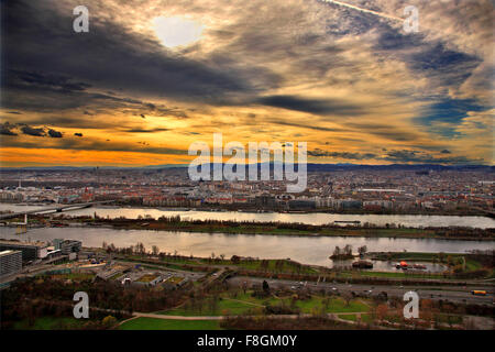 Danube et Vienne. Vue depuis la Tour du Danube ('Donauturm'), le plus haut bâtiment de la ville. Banque D'Images