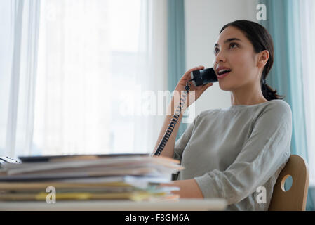Hispanic businesswoman talking on telephone Banque D'Images