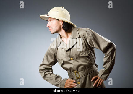 Funny Safari hunter contre l'arrière-plan Banque D'Images