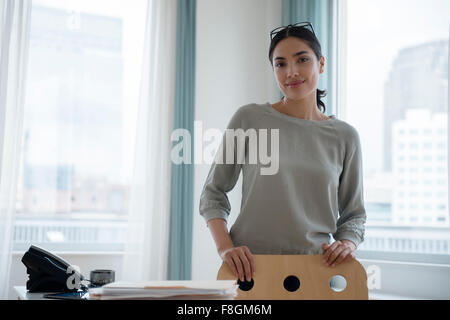 Hispanic businesswoman smiling in office Banque D'Images