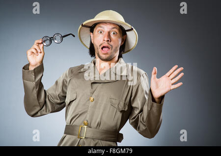 Funny Safari hunter contre l'arrière-plan Banque D'Images